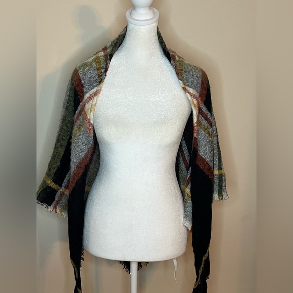 Sonoma Plaid Triangle Blanket Scarf Shawl | Fall Winter Wrap | One Size - Picture 4 of 6